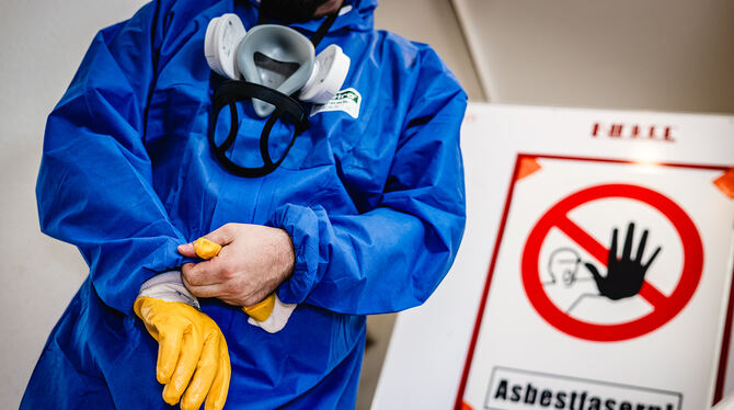 Für Bauarbeiter bedeutet Asbest eine ernstzunehmende Gefahr für die Gesundheit. Bewohner müssen sich jedoch jenseits von Sanieru