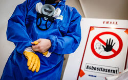 Für Bauarbeiter bedeutet Asbest eine ernstzunehmende Gefahr für die Gesundheit. Bewohner müssen sich jedoch jenseits von Sanieru