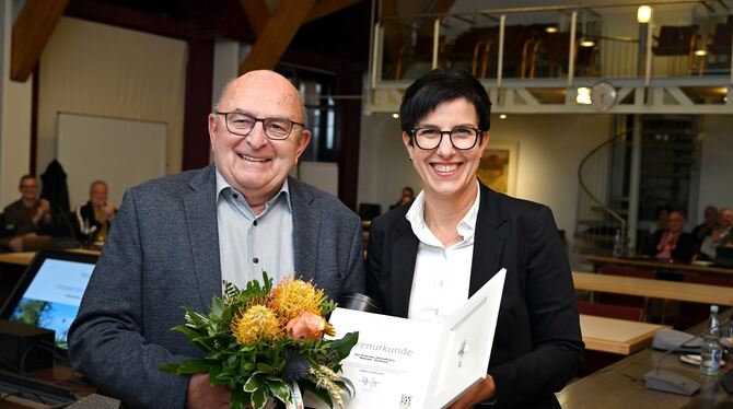 Neuhausens Ortsvorsteher Günter Hau hat vom baden-württembergischen Gemeindetag die Ehrennadel für 25 Jahre kommunalpolitische T