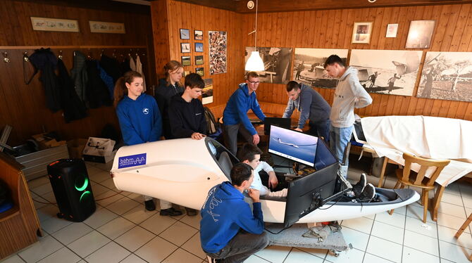 Der Nachwuchs des Luftsportvereins bei der Arbeit am Segelflugsimulator.