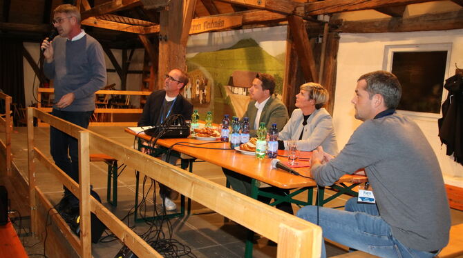 Der Thema Klimawandel und Weinbau stand im Focus eines Meinungsaustausches in Neuhausen, es diskutierten (von links): Agrarwisse