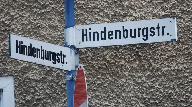 Die abknickende Hindenburgstraße in Metzingen darf weiterhin so heißen, soll aber an fünf Stellen Zusatzschilder bekommen, die H