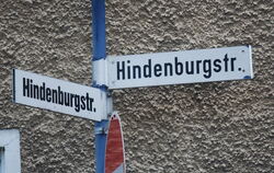 Die abknickende Hindenburgstraße in Metzingen darf weiterhin so heißen, soll aber an fünf Stellen Zusatzschilder bekommen, die H