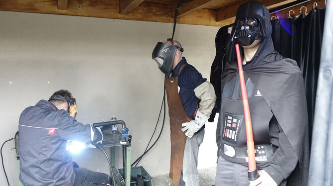 Steelworker statt Skywalker: Darth Vader begleitete die Schweißerei-Vorführung der Metallbauwerkstatt beim »Tag der Ausbildung«