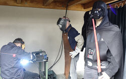 Steelworker statt Skywalker: Darth Vader begleitete die Schweißerei-Vorführung der Metallbauwerkstatt beim »Tag der Ausbildung« 