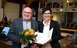 Ehrennadel, Urkunde und Blumen: OB Carmen Haberstroh zeichnet Neuhausens Ortsvorsteher Günter Hau für 25 Jahre kommunalpolitisch