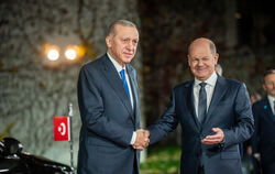 Bundeskanzler Olaf Scholz (SPD, rechts) empfängt den türkischen Präsidenten Recep Tayyip Erdog˘an in Berlin. FOTO: KAPPELER/DPA 