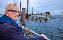 Till Backhaus (SPD), Landwirtschaftsminister in Mecklenburg-Vorpommern, bei einer Bootstour auf der Ostsee vor Prerow. FOTO: BÜT