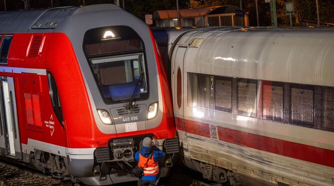 Unfall zwischen ICE und Regionalzug