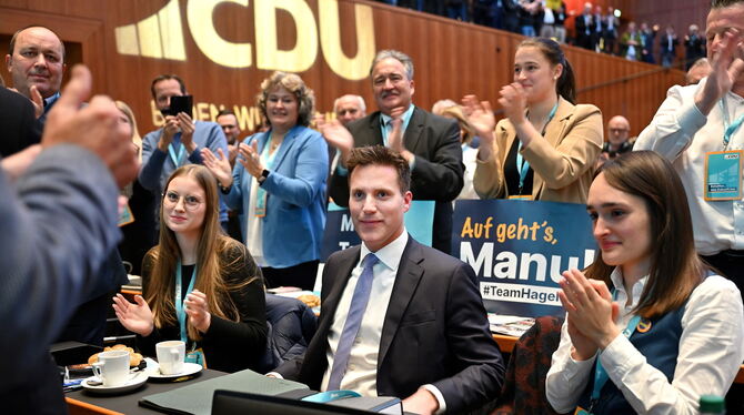 Manuel Hagel lässt sich in Reutlingen nach der Wahl zum neuen Vorsitzenden feiern.