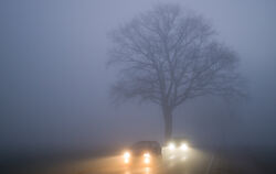 Stimmungsvoll, aber gefährlich:  Nebel erhöht das Unfallrisiko. Besonders häufig tritt er in den letzten drei Monaten des Jahres
