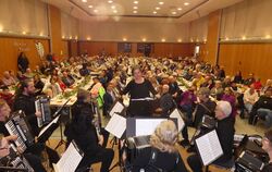 Blick von der Bühne: Das Jubiläumsfest lockte fast 250 Besucher in die volle Gemeindehalle in Pliezhausen.  FOTO: SANDER