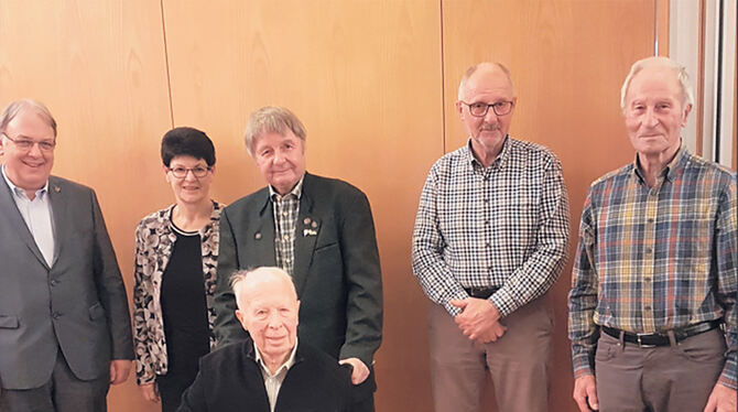 Bei der besonderen Ehrung (von links): Thomas Keck, Doris Sautter, Eugen Egerter, Heinz Wilhelm, Helmut Kuppler, vorne Artur Knö