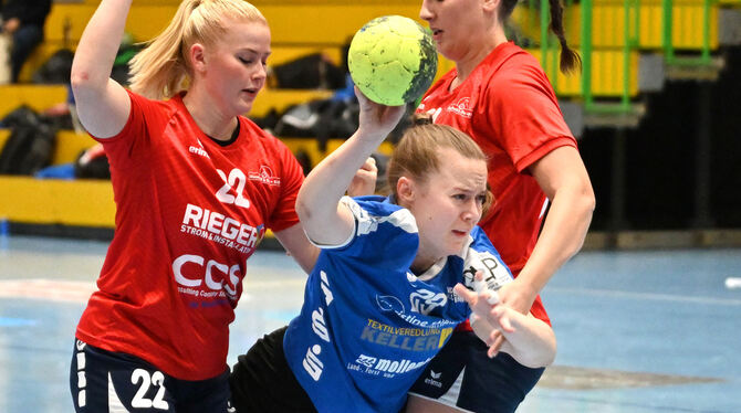 Kampf ist Trumpf im Derby: Laura Wohnus (mit Ball) vom VfL Pfullingen wird von den Ober-/Unterhäusenerinnen Isabel Heim (links)