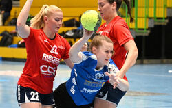Kampf ist Trumpf im Derby: Laura Wohnus (mit Ball) vom VfL Pfullingen wird von den Ober-/Unterhäusenerinnen Isabel Heim (links) 
