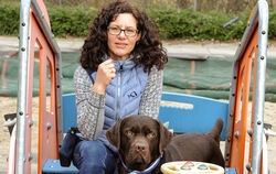 Anja Carmen Müller hat ein Buch über die Ausbildung von Therapiehunen geschrieben.
