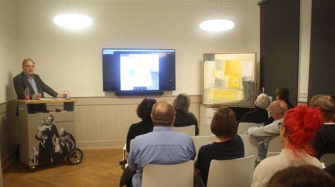 Inklusive Benefiz-Kunst-Auktion Sammler, Schnäppchenjäger und Neugierige zeigten reges Interesse bei der ersten inklusiven Benefiz-Kunst-Auktion.