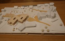 Das Modell des Neubaus des Altenheims des Architekturbüros Supper Heinemann. Rechts geschwungen steht der Bestandsbau.