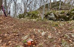 Die Reste der Burg Hohengenkingen werden untersucht. So wie auf dem Bild vom März sieht es auf dem Hügel nicht mehr aus: Der Stu