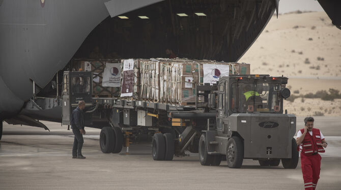 Eine katarische Ladung humanitärer Hilfe wird auf dem internationalen Flughafen von Arish aus einem Flugzeug der katarischen Ar