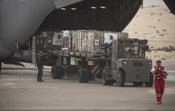  Eine katarische Ladung humanitärer Hilfe wird auf dem internationalen Flughafen von Arish aus einem Flugzeug der katarischen Ar