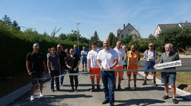 Straße Wannweils Bürgermeister Christian Majer (Mitte) hat im August 2022 den südlichen Teil der Eisenbahnstraße freigegeben. Am kommen