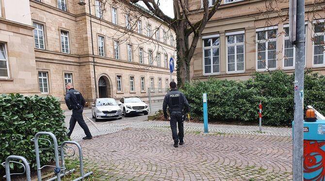 Polizeibeamte versuchten nach der Messerattacke im Alten Botanischen Garten in Tübingen, den Fluchtweg des Täters nachzuvollzieh