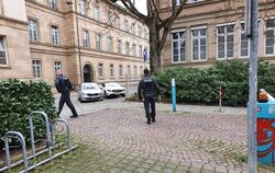 Polizeibeamte versuchten nach der Messerattacke im Alten Botanischen Garten in Tübingen, den Fluchtweg des Täters nachzuvollzieh