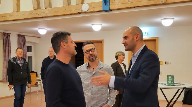Finanzminister Dr. Danyal Bayaz (rechts) im Gespräch mit den Gemeinderäten Markus Tress (links) und Matthias Hölz (Mitte).