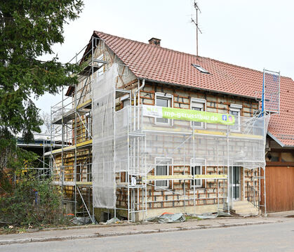 Weg frei fürs Pflegeheim: Die Vorbereitungen für den Abriss des  alten Hauses in der Brühlstraße laufen.  