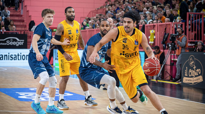 Erol Ersek (rechts) will bei den Tigers Tübingen als Spielmacher überzeugen. Erol Ersek (rechts) will bei den Tigers Tübingen als Spielmacher überzeugen.
