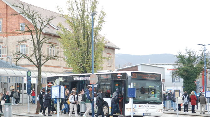 Ein Metzinger Stadtbus der Linie 203 nach Mittelstadt nimmt am Bahnhofsvorplatz einen ganzen Pulk von Fahrgästen auf, vor allem