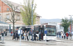 Ein Metzinger Stadtbus der Linie 203 nach Mittelstadt nimmt am Bahnhofsvorplatz einen ganzen Pulk von Fahrgästen auf, vor allem 