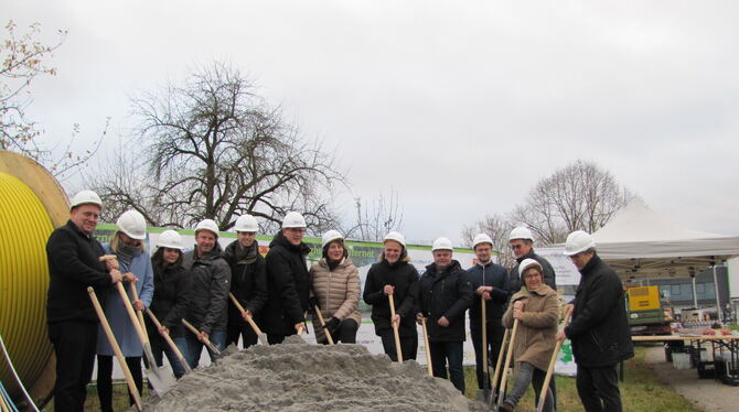 In Walddorfhäslach startete am Donnerstag der Ausbau des Breitbandnetzes mit einem Ersten Spatenstich.