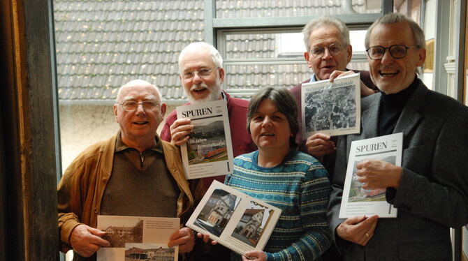 Mitglieder des Arbeitskreis Stadtgeschichte Metzingen (AKS) stellen das neue »Spuren«-Heft und den zweiten Jahreskalender mit hi