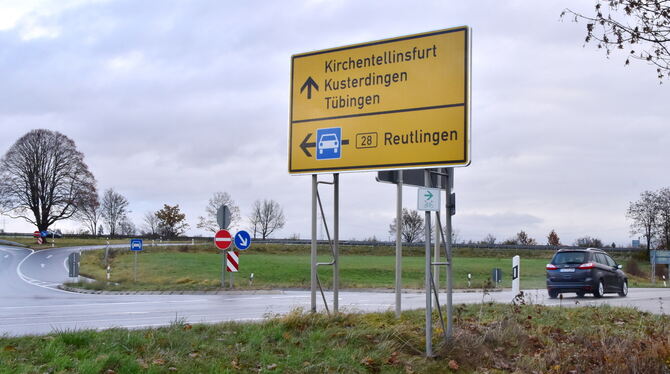 Auf den Innenflächen der Ab- und Auffahrten an der B 28 bei Wankheim sollen PV-Module installiert werden.