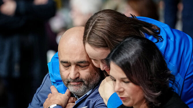 Wir haben uns alle lieb: Omid Nouripour (links), Bundesvorsitzender von Bündnis 90/Die Grünen, mit Ricarda Lang (Mitte), Bundesv