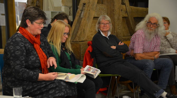 Ellen Noetzel (links) liest vor, während zu ihrer Rechten Karin Föll die Portraits der Hundertjährigen betrachtet. FOTO: GINGALL Ellen Noetzel (links) liest vor, während zu ihrer Rechten Karin Föll die Portraits der Hundertjährigen betrachtet. FOTO: GINGALL