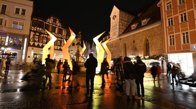 Reutlingen leuchtet 2023 Die Blitze auf dem Marktplatz gehören zu den vielen Lichtobjekten von »Illuminist« Peter Grotz.