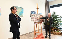 Medienkünstler Wolf Nkole Helzle (rechts) und Habila-Geschäftsführer Joachim Kiefer enthüllen ein Bild aus der Reihe "Der Landkr