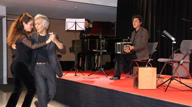 Almut Lucia Beyer und Horacio Peralta tanzen Tango zu Bandeonklängen und Gesang von Javier Salnisky