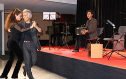 Almut Lucia Beyer und Horacio Peralta tanzen Tango zu Bandeonklängen und Gesang von Javier Salnisky