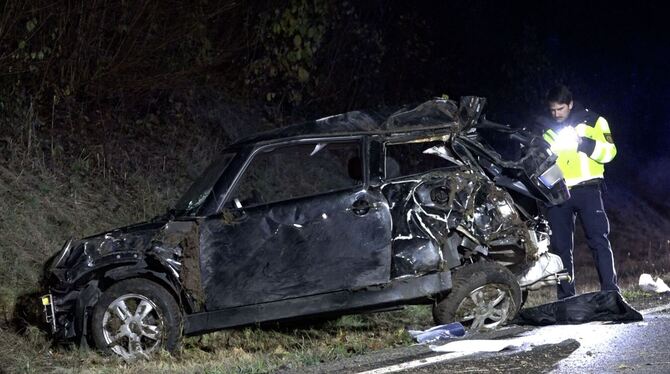 Auto stürzt Böschung herab