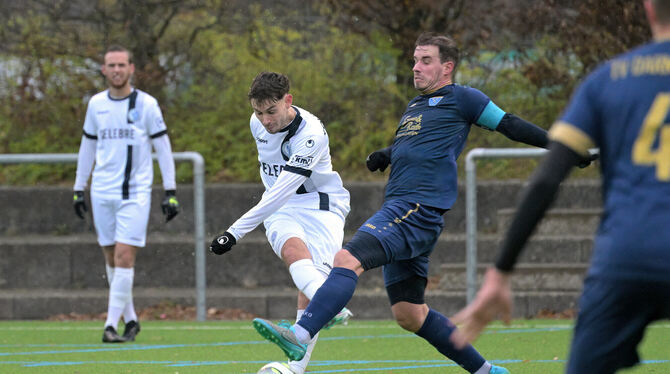 Glücklos im Abschluss: Die Young Boys Reutlingen um Daniel Kühnbach Azevedo (links), dessen Schuss in dieser Aktion von TV Darms