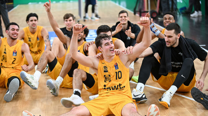 Gianni Otto (Mitte) und seine Tigers-Teamkollegen jubeln über den ersten Heimsieg der Saison.