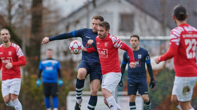 Timo Schrade (blaues Trikot) vom SV Rommelsbach im Zweikampf mit dem Betzinger Julius Schädler.
