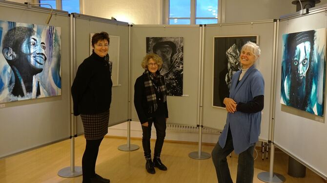 Die Künstlerinnen Angela Hammer, Livia Scholz-Breznay und Bettina Casabianca (von links) vor Werken der aktuellen Ausstellung. F