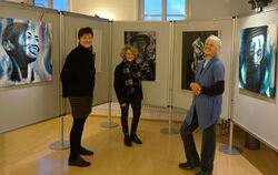 Die Künstlerinnen Angela Hammer, Livia Scholz-Breznay und Bettina Casabianca (von links) vor Werken der aktuellen Ausstellung. F