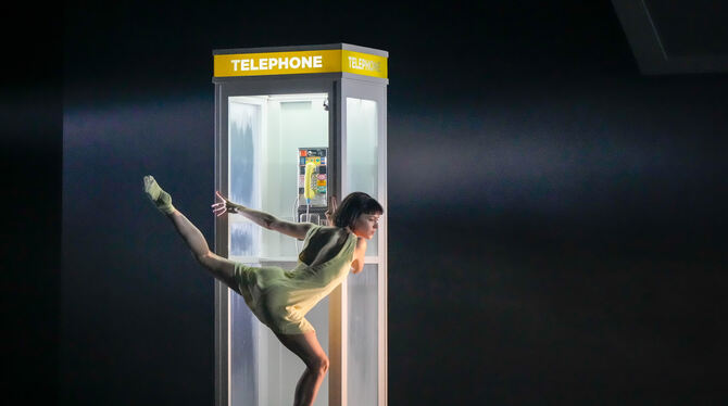 Tänzerin sucht Anschluss: Mackenzie Brown in »Averno« von Morgann Runacre-Temple beim Stuttgarter Ballett.