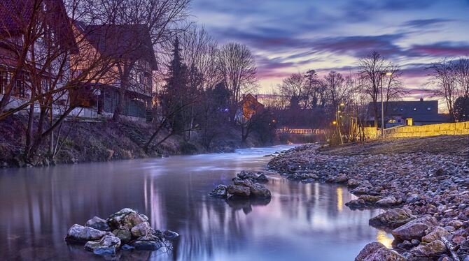 Ein fantastisches Farbenspiel bot sich vor einiger Zeit in der Dämmerung am neu gestalteten Echazufer in Wannweil. Die Stadt Reu
